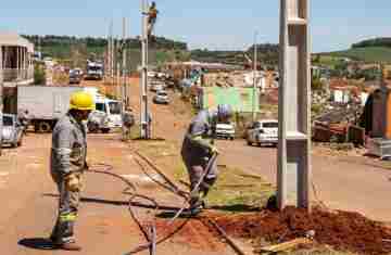  Copel troca 345 postes e retoma 100% da rede elétrica na área urbana de Rio Bonito do Iguaçu